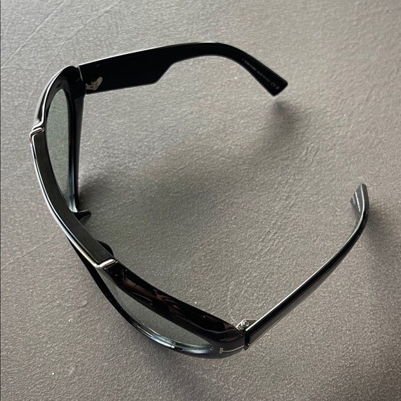 Tom Ford Linden FT1094 Unisex Sunglasses Black Frame main image 4